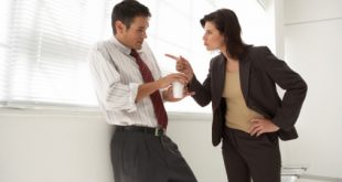 Không nên chỉ tay vào người khác