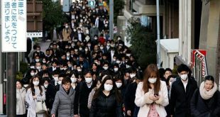 Người dân đi làm sáng sớm tại Tokyo. Ảnh: AP