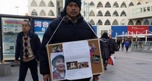 Anh Lê Anh Hào, cha bé Nhật Linh thu thập chữ khí ở ga tàu điện ngầm. (Ảnh: Facebook/ Nguyễn Thị Nguyên)